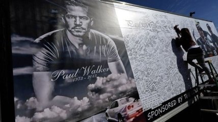 Несколько тысяч поклонников актера Пола Уокера почтили память звезды
