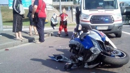 В Киеве мотоцикл на скорости врезался в троллейбус