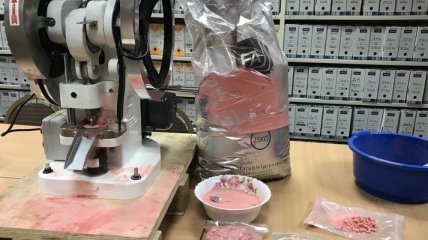 У наркоторговца во Франции изъяли 25 кг измельченных в порошок конфет: детали конфуза