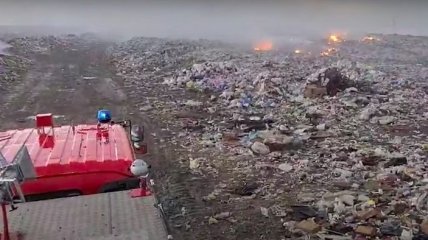 В Армении вторую неделю не могут потушить пожар на мусорной свалке: зрелищное видео с воздуха