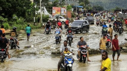 В результате наводнения в Индонезии погибли 50 человек