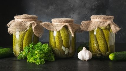 Мариновані огірки – частий інгредієнт різних салатів