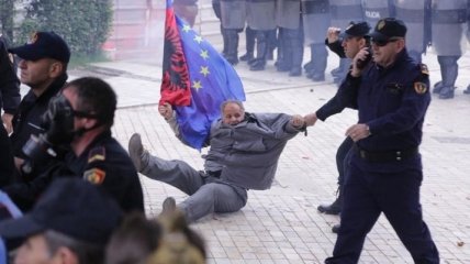 Беспорядки в Албании: Протестующие пытались прорваться в парламент 