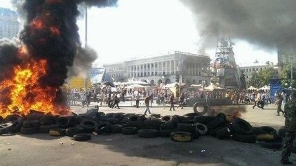 На Майдане снова подожгли автопокрышки и палатки