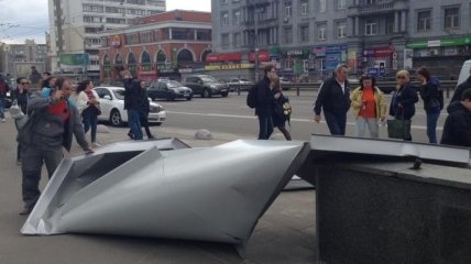 В Киеве с крыши ТЦ сорвало лист металла