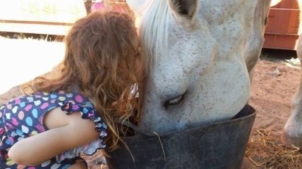 Маленькая девочка, которая не знает жизни без животных (Фото)
