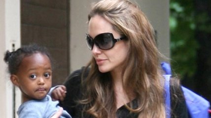Биологическая мать приемной дочери Джоли "вышла из тени"