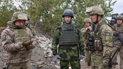 Главный военный Швеции приехал в зону АТО 