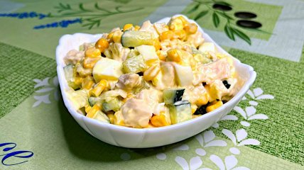 Салат із куркою, кукурудзою та домашніми сухариками