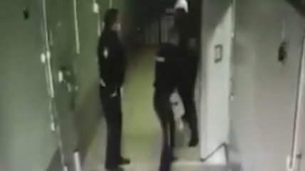 "Резко включил Джеки Чана": задержанный россиянин избил полицейских прямо в изоляторе (видео)