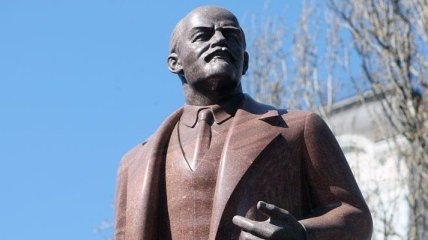 У памятника Ленина "возложили" дымовую шашку  