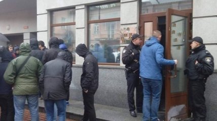 Активисты "Национального корпуса" заблокировали здание Россотрудничества в Киеве