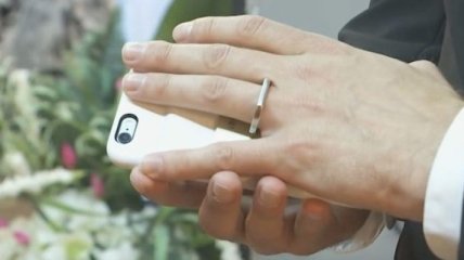 Пока смерть не разлучит нас: американец женился на своем iPhone (Видео)