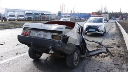 Под Киевом произошло жуткое ДТП: грузовик разорвал авто на части (Фото и видео)
