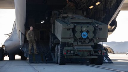 Загрузка на борт самолета HIMARS для Украины