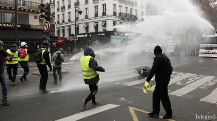 Полиция Парижа водометом "остудила пыл" протестующих