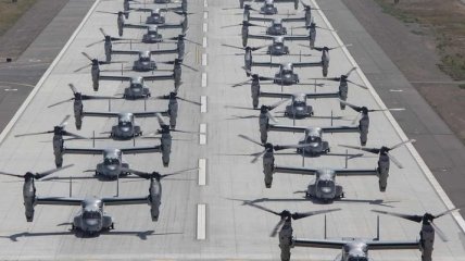 Массовый взлет конвертопланов Osprey и вертолетов CH-53E (Видео)