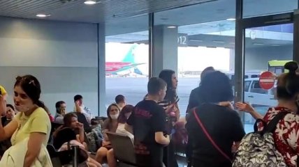 Более полусуток в аэропорту: пассажиры рейса в Грузию целый день не могут вылететь из "Борисполя" (видео)