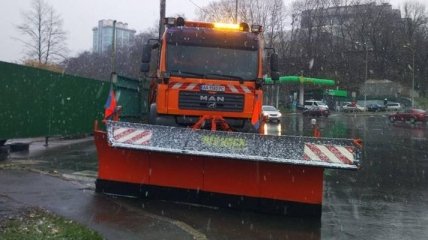 В Киеве из-за снегопада на дороги выехала спецтехника 
