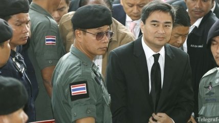 Экс-премьер Таиланда обвиняется в убийстве 