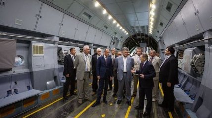 Порошенко: Потенциал "Антонова" даст новое дыхание авиации Украины