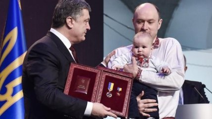 Порошенко вручил 107 орденов "Золотая Звезда" родным Небесной Сотни