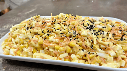 Салат с сыром-косичкой и кукурузой: рецепт современного блюда на Новый год (видео)