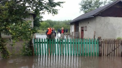 В Івано-Франківській області досі відкачують воду в дворах після паводків