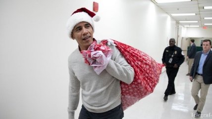 Обама в шапке Санта-Клауса раздал подарки больным детям в Вашингтоне (Видео)