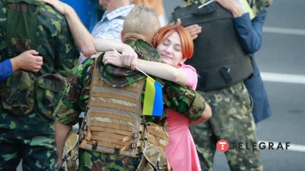Военных обнимают родные и гости праздника, которые благодарны за мирное небо над головой