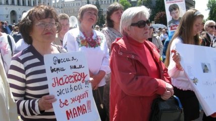Савченко на Майдане Незалежности поздравили около 200 людей