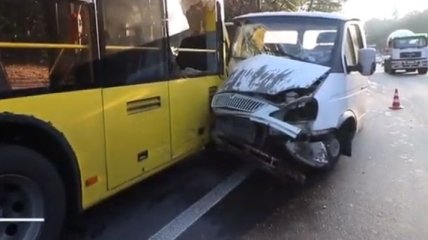 ДТП в Киеве: грузовик протаранил троллейбус (Видео)