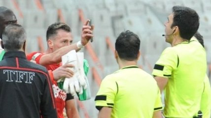 В Турции футболист поплатился удалением за трюк Милевского (видео)