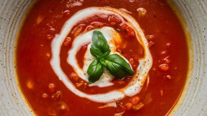 Томатный суп станет вашим спасением в жару (изображение создано с помощью ИИ)