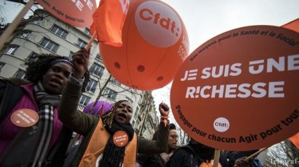 Работники домов престарелых во Франции вышли на забастовку