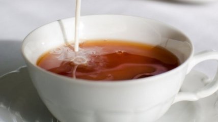 Ученые: Молоко, добавленное в чай, сохраняет белизну зубов 