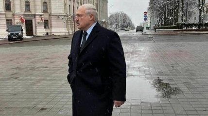 Білоруський диктатор уникає погляду в камеру