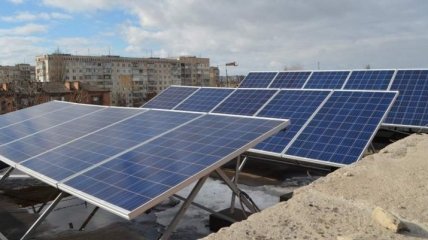 На крыше житомирской многоэтажки установили солнечные батареи