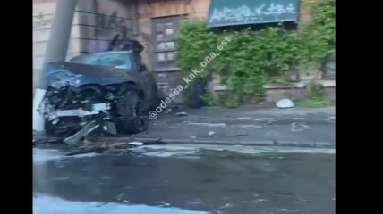 Авто смяло и накрыло столбом: ночью в Одессе случилось страшное ДТП (видео последствий)