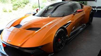 В испытательном центре выставлен оранжевый Aston Martin Vulcan