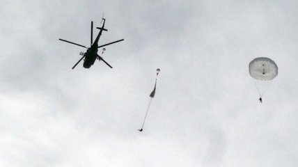 Военнослужащие прыгали с парашютами в зоне АТО