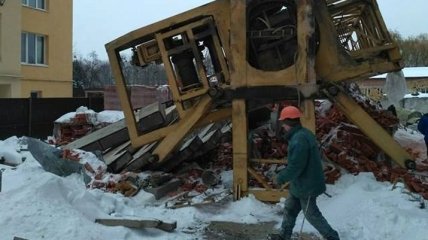 На новостройке во Львове упал кран, погиб строитель