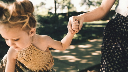 Как мы растим тревожных детей: 5 ошибок современных родителей