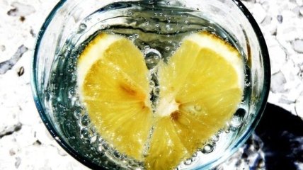 Вода с лимоном: 7 полезных свойств