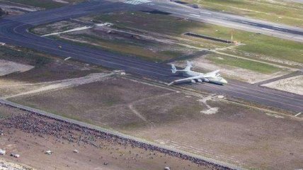 Появилось видео посадки в Австралии самого большого в мире самолета