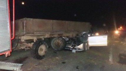 Трактор раздавил иномарку: 2 человека погибло, 2 - в реанимации