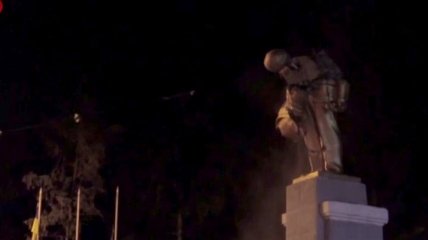 Ночью активисты снесли 2 памятника Ленина в Харькове