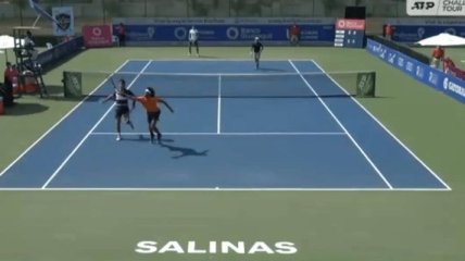 "Опасный вид спорта": теннисист ударил ракеткой своего напарника во время матча (видео)