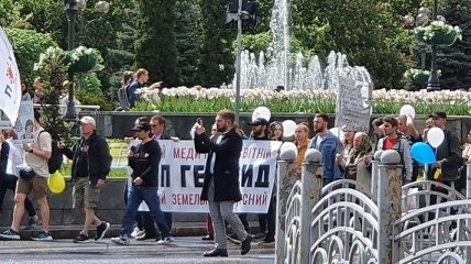 Антипрививочники и "неверующие" в коронавирус устроили шествие по центру Киева (фото, видео)