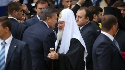 Патриарх Московский Кирилл презентовал Виктору Януковичу сувенир